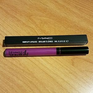 MAC How Chic is This Vamplify Lipgloss